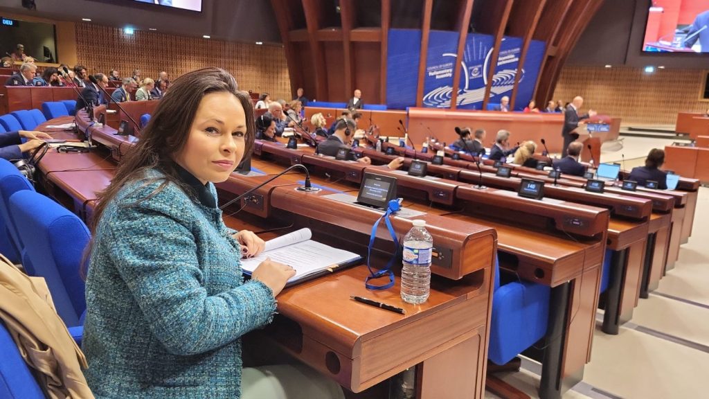 Cristina-Gabriella Dumitresc, senatorul al partidului extremist AUR, la Adunarea Parlamentară a Consiliului Europei. Sursa foto: Senatul României