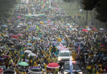 VIDEO. Zeci de susținători ai președintelui-pușcăriaș au fost loviți de fulger