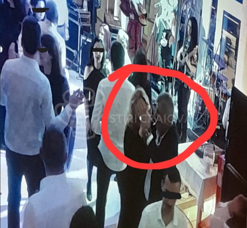 Rectorul Spînu și Alina Sorina Pistrițu surprinși într-un moment de eleganță și tandrețe la Revelion 2023. Sursa: Știri Craiova