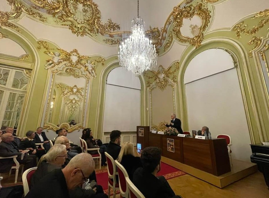 Adrian Severin în Sala Oglinzilor din Muzeul de Artă Craiova. FOTO: Facebook