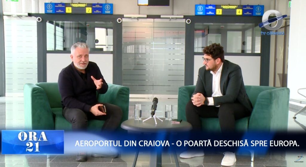 Laurențiu Barbu, în vremea când activa ca jurnalist tv, alături de directorul Aeroportului Internațional Craiova, Sorin Manda (fratele europarlamentarului PSD, Claudiu Manda). FOTO: Youtube