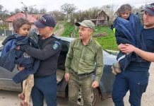 Rebeca și Melisa, fetițele dispărute la Târnăveni, au fost găsite în viață de un pădurar, după o zi, foarte departe de casă. Persistă bănuielile că au fost răpite