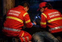 Un român din Italia a urcat pe stâlpul de înaltă tensiune să fure cablurile de cupru, dar a căzut de la 15 metri și a murit. Avea 28 de ani