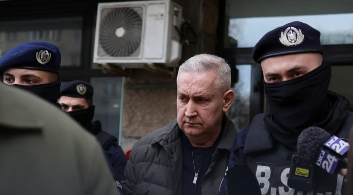 A fost arestat șeful-de-șpăgi al lui Grindeanu! Cristian Anton ținea 500.000 de euro în dulap, într-o cutie de pantofi. Liderul PSD tremură: dacă vorbește fostul său șef de cabinet, cu care „lucrează” de două decenii, de la Timișoara?!