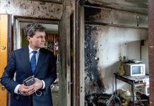 Cu carnețelul în mână, prin epave de blocuri găurite de ruși