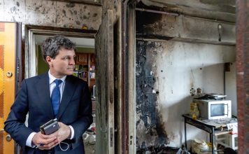 Cu carnețelul în mână, prin epave de blocuri găurite de ruși
