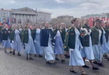 VIDEO. Parada „Avântul Prăbușirea”: ”plutoane” de invalizi în cârje, văduve și mame care și-au pierdut copiii. Demonstrația aeriană ar fi fost făcută cu inteligența artificială