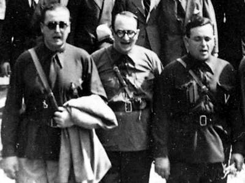 Radu Gyr în „cămașa verde” (centru) la o manifestație legionară. FOTO: Wikipedia