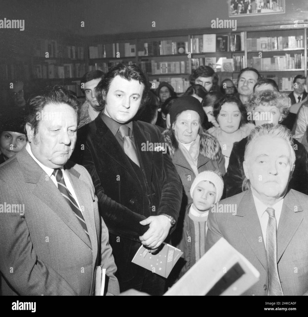 Vadim Tudor, tânăr „poet de curte” în ascensiune și Eugen Barbu, deja consacrat condeier al dictaturii comuniste (1977). FOTO: ALAMY