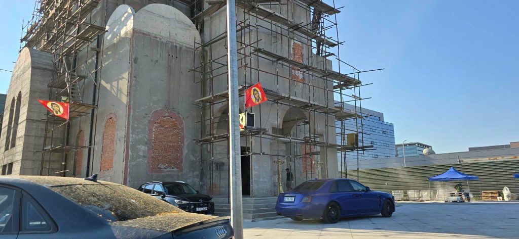 Steagul de luptă al armatei ruse pe schelele bisericii în stil rusesc ctitorită de Gigi Becali. FOTO: Facebook/Costin Andrieș
