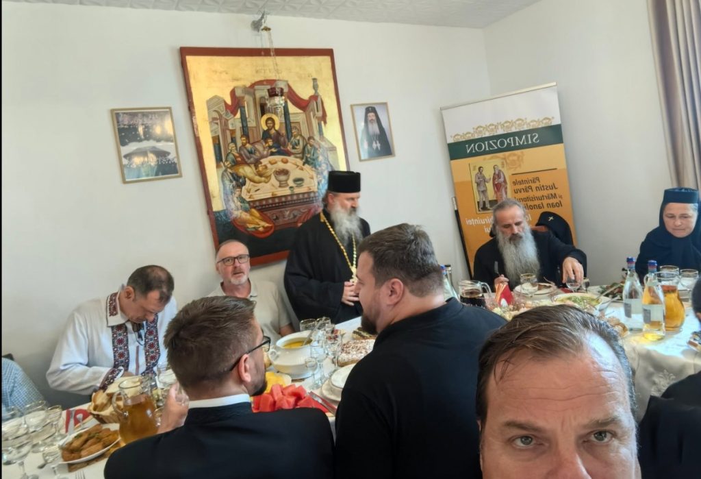 Ideologul extremist Sorin Lavric la masa Mitropolitului Moldovei, Teofan Savu sau despre cum BOR legitimează naționalismul filetist. FOTO: Facebook
