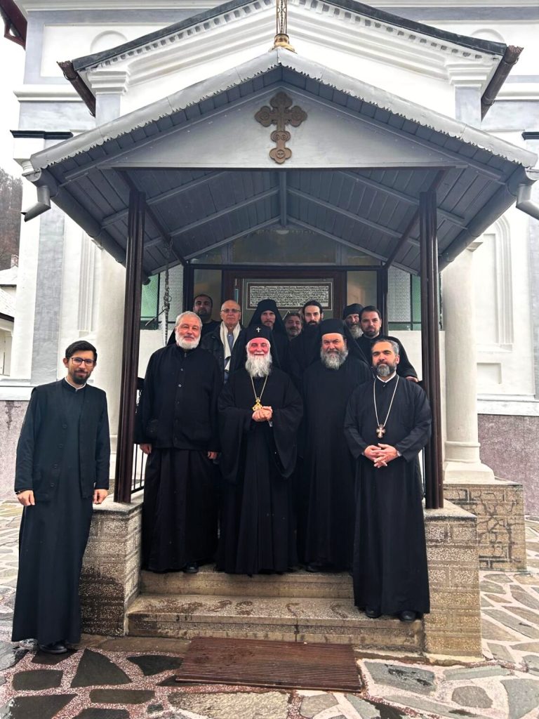 Mitropolitul Irineu Popa al Olteniei și preotul Ciprian Mega la mânăstirea Frăsinei (aprilie 2025). FOTO: Mitropolia Olteniei