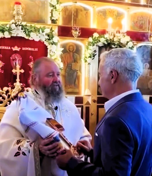 Călin Georgescu omagiat în biserica „Sfânta Treime” din Chichiș (Covasna - 2 august 2026). FOTO: TikTok