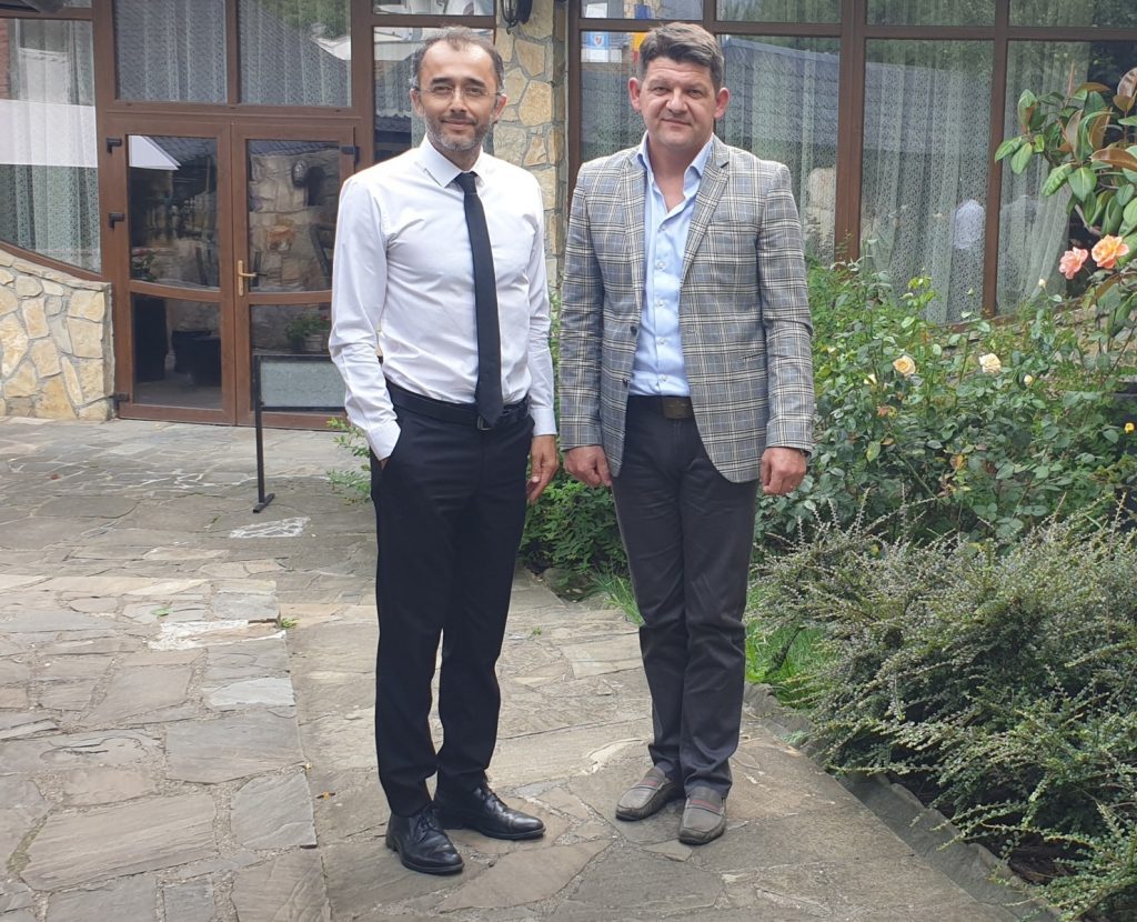 Marius Semeniuc (dreapta) și Sergiu Mihalcea (politician pro-rus; în 2024 coordona Comisia pentru apărarea identității naționale din partidul AUR; invitat frecvent la Ambasada Rusiei). FOTO: G4Media