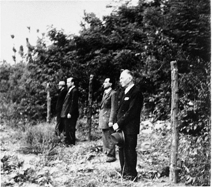 Mareșalul Ion Antonescu, Mihai Antonescu (fost viceprim-ministru și ministru de externe), Gheorghe Alexianu (fost guvernator al Transnistriei) și Constantin Z. Vasiliu (fost comandant al Jandarmeriei), cu câteva minute înainte de a fi executați prin împușcare. FOTO: Wikipedia