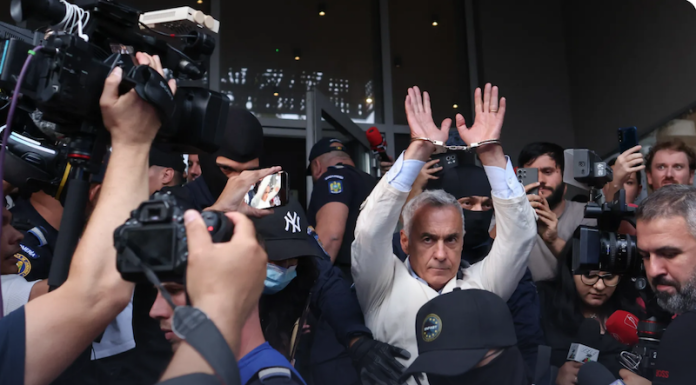 ”Președintele ales” a ajuns în cătușe! Reținut pentru 24 de ore, șarlatanul pozează în victimă politică