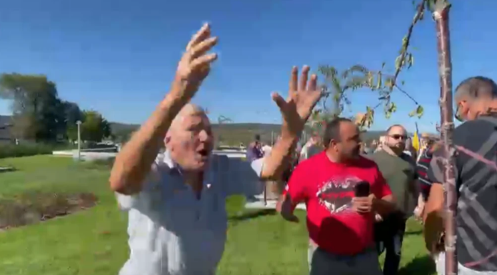 VIDEO. Călin Georgescu, alungat de vasluieni și din fabrică, și din biserică. Huiduit la Podul Înalt: „Să plece cu circul şi maimuţăreala!”