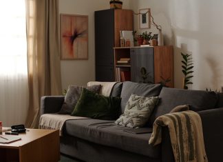 Cum alegi mobilă la comandă pentru living care să se adapteze schimbărilor din familie