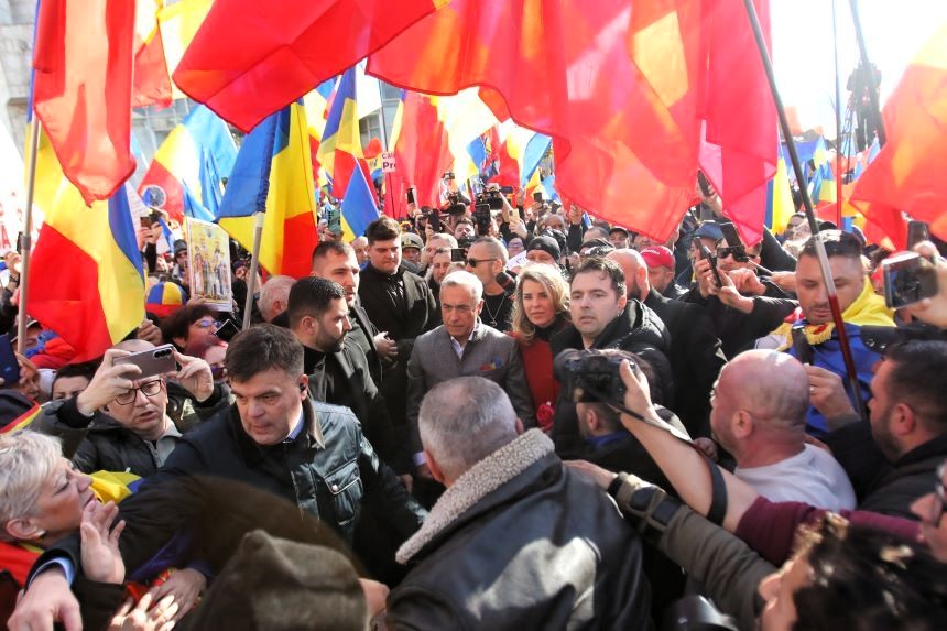 „Alesul” în mijlocul adepților săi. FOTO: Inquam Photos / Octav Ganea